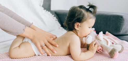 Massage bébé. Shantala Ayurvédique. Massage indien.