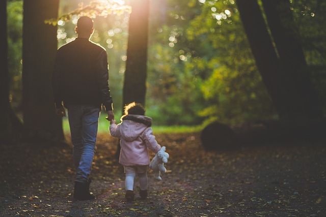 Père et fille en forêt